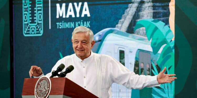 Esta fotografía publicada por la Presidencia mexicana muestra al presidente de México, Andrés Manuel López Obrador, dando una conferencia de prensa durante la ceremonia de inauguración del Tren Maya en la estación de tren de San Francisco Campeche en Campeche, México, el 15 de diciembre de 2023
