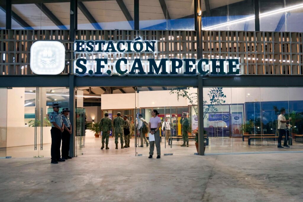Esta fotografía publicada por la Presidencia mexicana muestra la fachada de la nueva estación de tren de San Francisco Campeche durante la inauguración del Tren Maya en Campeche, México, el 15 de diciembre de 2023.