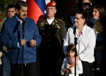 Nicolás Maduro habla junto a Alex Saab tras su arribo al Palacio Presidencial de Miraflores, en Caracas. Foto: AFP