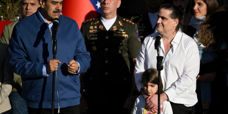 Nicolás Maduro habla junto a Alex Saab tras su arribo al Palacio Presidencial de Miraflores, en Caracas. Foto: AFP