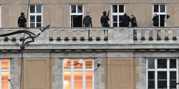 Varios muertos en tiroteo en Universidad de Praga. Foto: AFP