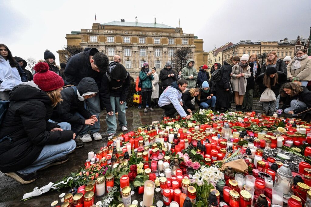 Policía checa investiga móvil de tiroteo que dejó 13 muertos en Praga