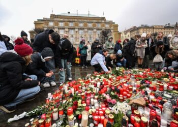 Policía checa investiga móvil de tiroteo que dejó 13 muertos en Praga. Foto: AFP