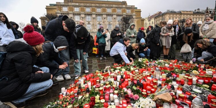 Policía checa investiga móvil de tiroteo que dejó 13 muertos en Praga. Foto: AFP
