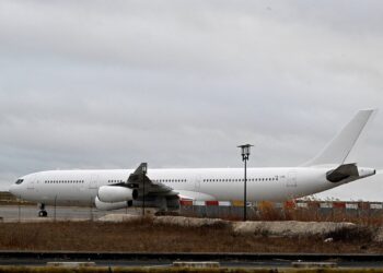 Esta fotografía tomada el 23 de diciembre de 2023 muestra el Airbus A340 que se quedó en tierra por sospecha de "trata de personas" en el aeropuerto de Vatry, en el noreste de Francia. Foto: AFP