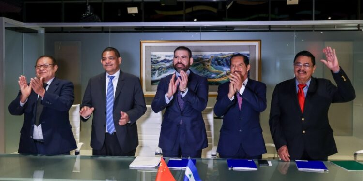 En la foto, al extremo derecho, Francisco «Chico» López Centeno,, presidiendo junto a Laureano Ortega, la firma del financiamiento chino para punta Huete y Tres Esferas.