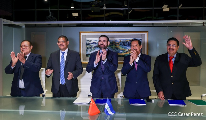 En la foto, al extremo derecho, Francisco «Chico» López Centeno,, presidiendo junto a Laureano Ortega, la firma del financiamiento chino para punta Huete y Tres Esferas.