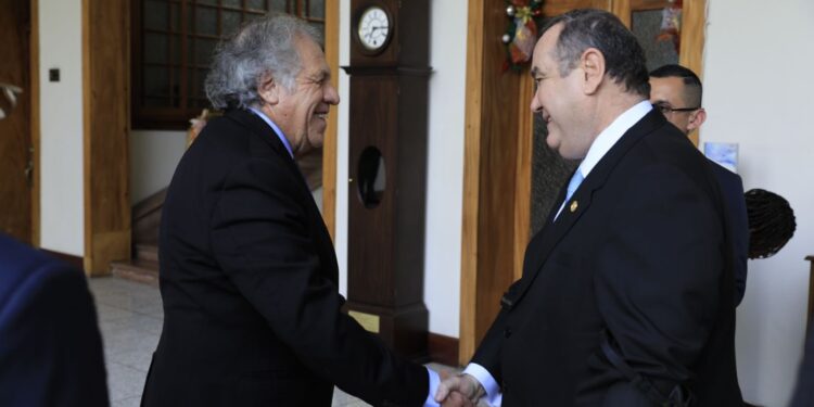 Secretario general de la OEA visita Guatemala ante temores por transición presidencial
