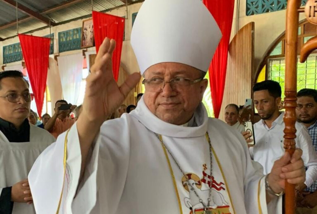Obispo nicaragüense desterrado por el orteguismo reaparece en España