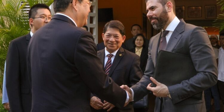 Laureano Ortega se muestra «entregado» a los chinos a quienes jura apoyar.