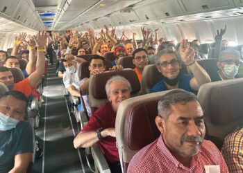 Presos políticos liberados a bordo del «avión de la libertad».