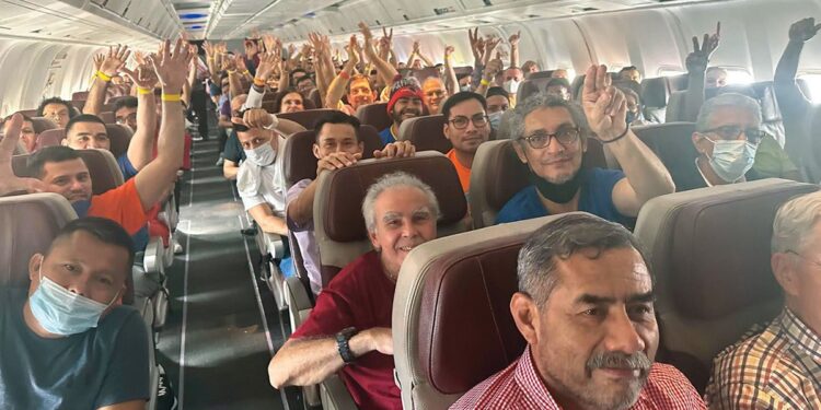 Presos políticos liberados a bordo del «avión de la libertad».