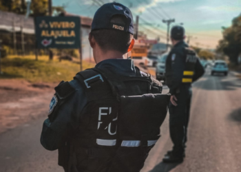 Oficiales de la policía costarricense resguardando a la población.