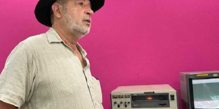 El cineasta mexicano también donó un grabador y reproductor Sony Unimatic al Centro Nicaragüense de Enseñanza Audiovisual y Cinematográfica. Foto: El 19 Digital.