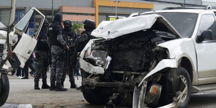 Policías custodian el auto del alcalde de Durán, Luis Chonillo, luego de sufrir un ataque armado en Durán, Ecuador, el 15 de mayo de 2023. (Foto de MARCOS PIN/AFP)