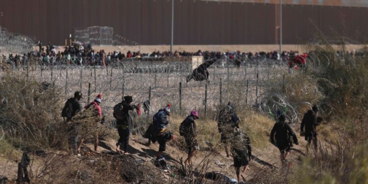 Los migrantes llegan a la frontera entre México y Estados Unidos a través de Ciudad Juárez, estado de Chihuahua, México, el 28 de diciembre de 2023. (Foto de Herika Martínez / AFP)