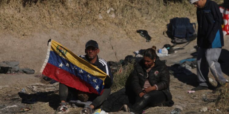 Migrantes venezolanos acampan mientras esperan cruzar la frontera entre México y Estados Unidos en Ciudad Juárez, estado de Chihuahua, México, el 28 de diciembre de 2023. (Foto de Herika Martínez / AFP)