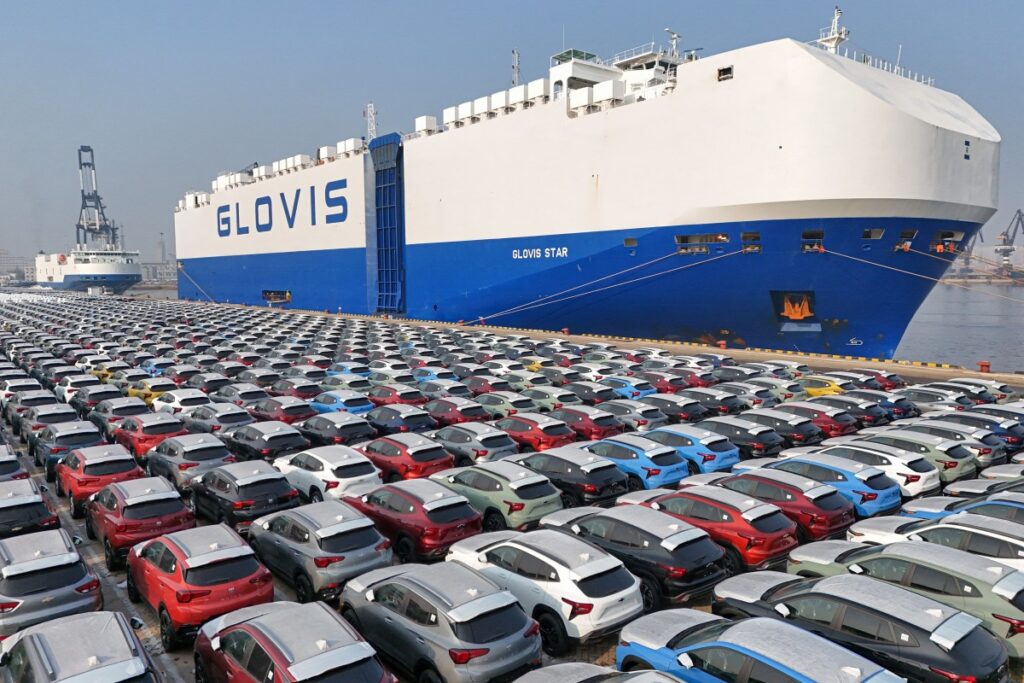 Los autos esperan que se carguen en un barco para exportar en el puerto en Yantai, en la provincia de China en el este de Shandong el 2 de enero de 2024. (Foto por AFP) / China / China fuera