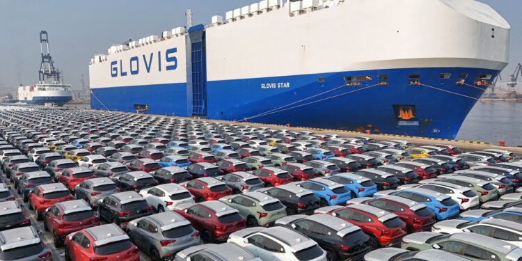 Los autos esperan que se carguen en un barco para exportar en el puerto en Yantai, en la provincia de China en el este de Shandong el 2 de enero de 2024. (Foto por AFP) / China / China fuera