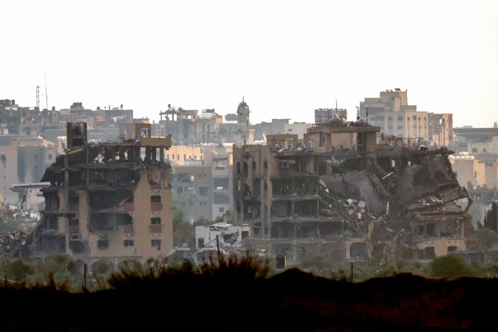 Una fotografía tomada desde una posición en el sur de Israel, en la frontera con la Franja de Gaza, el 2 de enero de 2024, muestra edificios destruidos en el norte de Gaza tras el bombardeo israelí en medio de las batallas en curso entre Israel y el grupo militante palestino Hamás. (Foto de JACK GUEZ / AFP)
