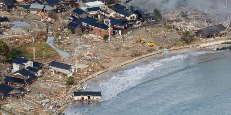 Esta foto aérea proporcionada por Jiji Press muestra que el humo se eleva desde un fuego de la casa (Top R) junto con otro daño a lo largo de la costa en la ciudad de Noto, prefectura de Ishikawa el 2 de enero de 2024, un día después de un gran terremoto de magnitud de 7.5 golpeó el Noto. Región en la prefectura de Ishikawa. - Los rescatistas japoneses lucharon contra el reloj y las poderosas réplicas el 2 de enero para encontrar sobrevivientes de un gran terremoto que golpeó el día de Año Nuevo, matando al menos a 30 personas y causando una destrucción generalizada. (Foto de Jiji Press / AFP) / Japón Out / Japan Out