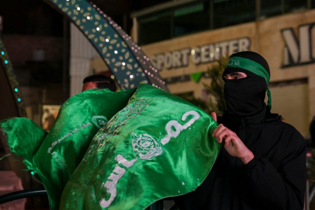 Simpatizantes palestinos de Hamás en la ciudad ocupada de Hebrón, en Cisjordania, protestan el 2 de enero de 2024 contra un ataque atribuido a Israel en el Líbano que mató anteriormente al líder adjunto de Hamás, Saleh al-Aruri.