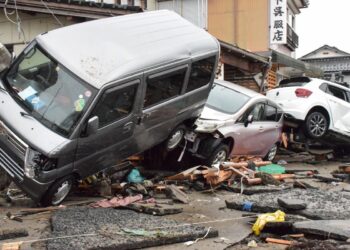 Los vehículos se encuentran amontonados después de ser arrastrados por un tsunami en la ciudad de Suzu, prefectura de Ishikawa, el 3 de enero de 2024, después de que un gran terremoto de magnitud 7,5 sacudiera la región de Noto en la prefectura de Ishikawa el día de Año Nuevo. - Los rescatistas japoneses se apresuraron a buscar sobrevivientes el 3 de enero cuando las autoridades advirtieron sobre deslizamientos de tierra y fuertes lluvias después de un poderoso terremoto que mató al menos a 62 personas. (Foto de JIJI Press / AFP) / Japón FUERA / JAPÓN FUERA