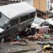 Los vehículos se encuentran amontonados después de ser arrastrados por un tsunami en la ciudad de Suzu, prefectura de Ishikawa, el 3 de enero de 2024, después de que un gran terremoto de magnitud 7,5 sacudiera la región de Noto en la prefectura de Ishikawa el día de Año Nuevo. - Los rescatistas japoneses se apresuraron a buscar sobrevivientes el 3 de enero cuando las autoridades advirtieron sobre deslizamientos de tierra y fuertes lluvias después de un poderoso terremoto que mató al menos a 62 personas. (Foto de JIJI Press / AFP) / Japón FUERA / JAPÓN FUERA