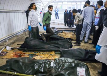 Los cuerpos de las víctimas muertas en dos explosiones en rápida sucesión que golpearon a una multitud que conmemoraba el aniversario del asesinato en 2020 del general de la Guardia Qasem Soleimani, yacen en un hospital de la ciudad de Kerman, en el sur de Irán, el 3 de enero de 2024. - El presidente de Irán, Ebrahim Raisi condenó el 3 de enero dos explosiones que mataron al menos a 103 personas en el sur del país, donde multitudes se reunieron para conmemorar el asesinato del general Qasem Soleimani. (Foto de SARE TAJALLI / ISNA / AFP)