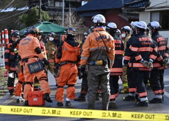 Los bomberos se preparan para participar en una operación de búsqueda de personas desaparecidas en la ciudad de Wajima, prefectura de Ishikawa, el 4 de enero de 2024, después de que un gran terremoto de magnitud 7,5 sacudiera la región de Noto en la prefectura de Ishikawa el día de Año Nuevo. - Más de 50 personas fueron reportadas como desaparecidas el 4 de enero mientras los rescatistas japoneses luchaban por llegar a cientos que aún no podían recibir ayuda tres días después de que un devastador terremoto dejara al menos 78 muertos. (Foto de Kazuhiro NOGI / AFP)