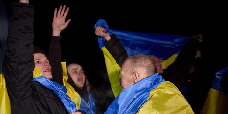 Esta fotografía tomada y publicada por el Servicio de Prensa Presidencial de Ucrania el 3 de enero de 2024 muestra a soldados ucranianos liberados durante un intercambio de prisioneros de guerra con Rusia. -