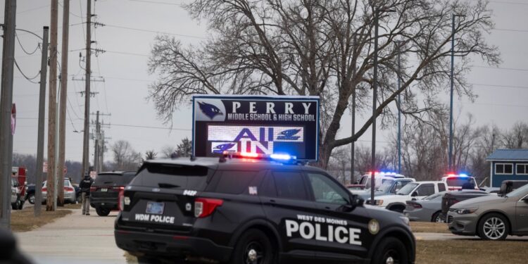 Los agentes del orden patrullan el complejo de la escuela secundaria y secundaria Perry durante un tiroteo el 4 de enero de 2024 en Perry, Iowa. - Un tiroteo el jueves en la escuela secundaria de Perry dejó "múltiples víctimas de disparos", dijeron las autoridades locales, agregando que el incidente había terminado pero sin confirmar si alguien había muerto. (Foto de Christian Monterrosa / AFP)