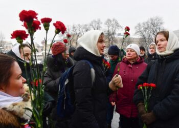Familiares de soldados rusos que participan en la llamada "operación militar especial" en Ucrania se reúnen para depositar flores en la Tumba del Soldado Desconocido en Moscú el 6 de enero de 2024. (Foto de Olga MALTSEVA / AFP)