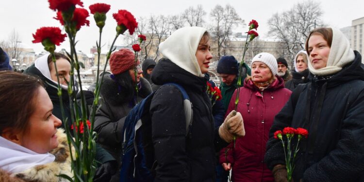 Familiares de soldados rusos que participan en la llamada "operación militar especial" en Ucrania se reúnen para depositar flores en la Tumba del Soldado Desconocido en Moscú el 6 de enero de 2024. (Foto de Olga MALTSEVA / AFP)