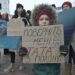 Un niño sostiene un cartel que dice "Traer a mi padre del cautiverio" mientras familiares de prisioneros de guerra militares ucranianos exigen su liberación durante una manifestación en Kiev, el 7 de enero de 2024, en medio de la invasión rusa de Ucrania. (Foto de Genya SAVILOV / AFP)