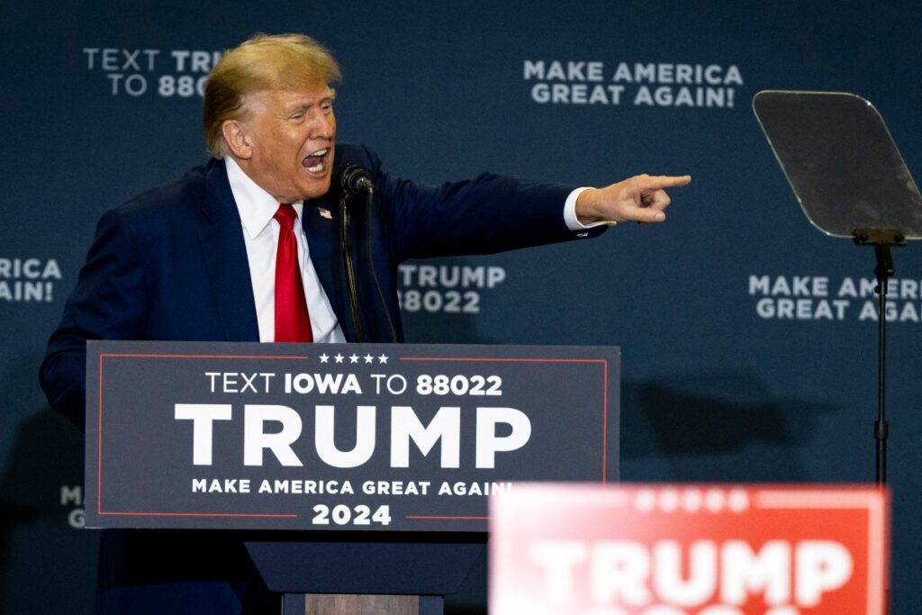 El ex presidente de Estados Unidos y aspirante presidencial republicano Donald Trump habla durante un mitin "Commit to Caucus" en el North Iowa Events Center en Mason City, Iowa, el 5 de enero de 2024. (Foto de Christian MONTERROSA / AFP)