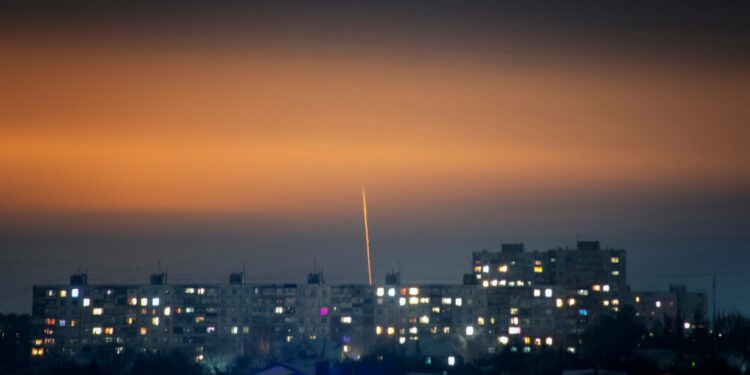 Esta fotografía tomada el 7 de enero de 2023 muestra un misil lanzado desde la región rusa de Belgorod volando hacia Kharkiv, en el este de Ucrania, en medio de la invasión rusa de Ucrania. (Foto de Vadym Bielikov / AFP)