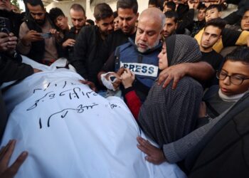El jefe de la oficina de Al Jazeera en Gaza, Wael Al-Dahdouh (C), abraza a su hija mientras llora por el cuerpo de su hijo Hamza Wael Dahdouh, periodista de la cadena de televisión Al Jazeera, durante su funeral, después de que fuera asesinado en un reporte. Ataque aéreo israelí en Rafah, en la Franja de Gaza, el 7 de enero de 2024. - Dahdouh, que resultó herido en un brazo, perdió a su esposa y a otros dos hijos en los bombardeos israelíes en las primeras semanas de la guerra. (Foto de AFP)