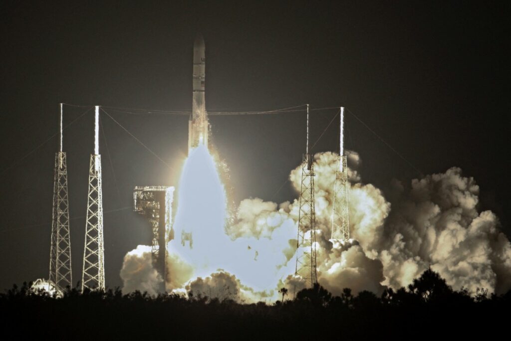 El nuevo cohete, el Vulcan Centaur de United Launch Alliance (ULA), despega del Complejo de Lanzamiento Espacial 41d en la Estación de la Fuerza Espacial de Cabo Cañaveral en Cabo Cañaveral, Florida, el 8 de enero de 2024, para su viaje inaugural, llevando el módulo de aterrizaje lunar Peregrine de Astrobotic. - La misión, llamada Cert-1, también llevará a bordo los restos cremados de varias personas asociadas con la serie original "Star Trek", incluido el creador Gene Roddenberry y la miembro del elenco Nichelle Nichols, quien interpretó al personaje Uhura. Las cenizas de Roddenberry ya se han puesto en órbita antes. (Foto de Gregg Newton / AFP)