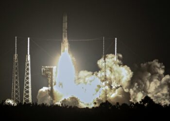 El nuevo cohete, el Vulcan Centaur de United Launch Alliance (ULA), despega del Complejo de Lanzamiento Espacial 41d en la Estación de la Fuerza Espacial de Cabo Cañaveral en Cabo Cañaveral, Florida, el 8 de enero de 2024, para su viaje inaugural, llevando el módulo de aterrizaje lunar Peregrine de Astrobotic. - La misión, llamada Cert-1, también llevará a bordo los restos cremados de varias personas asociadas con la serie original "Star Trek", incluido el creador Gene Roddenberry y la miembro del elenco Nichelle Nichols, quien interpretó al personaje Uhura. Las cenizas de Roddenberry ya se han puesto en órbita antes. (Foto de Gregg Newton / AFP)