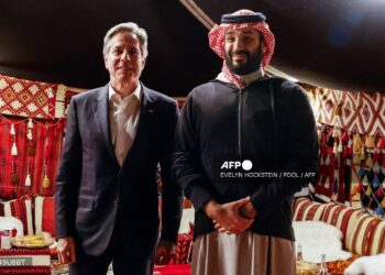 El secretario de Estado de Estados Unidos, Antony Blinken, se reúne con el príncipe heredero saudí, Mohammed bin Salman, en al-Ula, en el noroeste de Arabia Saudita, el 8 de enero de 2024, durante su viaje de una semana destinado a calmar las tensiones en todo Oriente Medio. (Foto de EVELYN HOCKSTEIN / PISCINA / AFP)