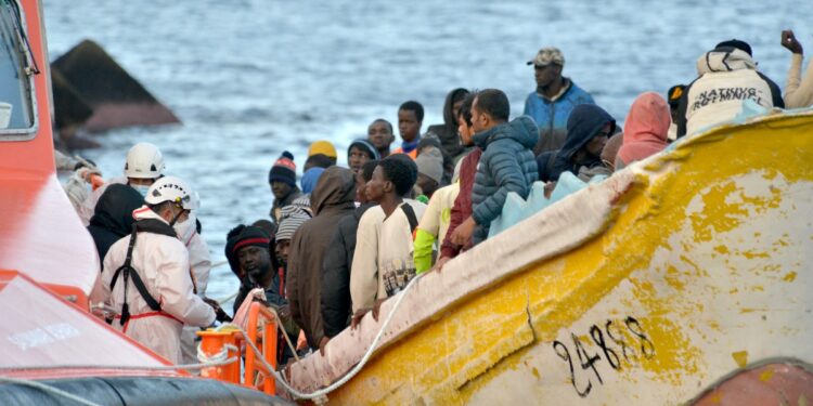 Una embarcación con 156 migrantes llega al puerto marítimo de La Restinga, en el municipio de El Pinar, en la isla canaria de El Hierro, el 15 de diciembre de 2023 tras su rescate por parte del buque Salvamar Adhara Salvamento Marítimo en aguas de la isla. . Al menos 6.618 inmigrantes murieron o desaparecieron mientras intentaban llegar a España por mar en 2023, una media de 18 por día, afirmó un grupo español de derechos de los inmigrantes el 9 de enero de 2024. La cifra es casi tres veces la cifra registrada el año anterior. - 2.390 - y el más alto desde que Caminando Fronteras comenzó a llevar un recuento en 2007, dijo en conferencia de prensa su coordinadora, Helena Maleno. (Foto de STRINGER / AFP)