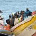 Una embarcación con 156 migrantes llega al puerto marítimo de La Restinga, en el municipio de El Pinar, en la isla canaria de El Hierro, el 15 de diciembre de 2023 tras su rescate por parte del buque Salvamar Adhara Salvamento Marítimo en aguas de la isla. . Al menos 6.618 inmigrantes murieron o desaparecieron mientras intentaban llegar a España por mar en 2023, una media de 18 por día, afirmó un grupo español de derechos de los inmigrantes el 9 de enero de 2024. La cifra es casi tres veces la cifra registrada el año anterior. - 2.390 - y el más alto desde que Caminando Fronteras comenzó a llevar un recuento en 2007, dijo en conferencia de prensa su coordinadora, Helena Maleno. (Foto de STRINGER / AFP)