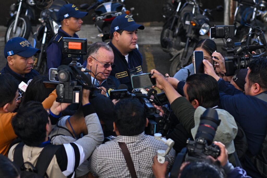 Capturan a exministro del Interior por desobediencia en Guatemala