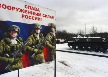 Una pancarta en honor a los militares rusos se encuentra en la plaza de los paracaidistas en Stary Oskol el 11 de enero de 2024. (Foto de Olga MALTSEVA / AFP)