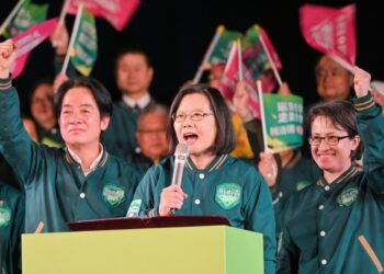 La presidenta de Taiwán, Tsai Ing-wen (centro), habla como candidato presidencial del gobernante Partido Democrático Progresista (PPD), Lai Ching-te (izq.), y su compañero de fórmula, Hsiao Bi-khim (der.), gesto durante un mitin de campaña antes de las elecciones presidenciales de Taiwán. Elecciones en Taipei el 11 de enero de 2024. (Foto de Sam Yeh / AFP)