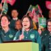 La presidenta de Taiwán, Tsai Ing-wen (centro), habla como candidato presidencial del gobernante Partido Democrático Progresista (PPD), Lai Ching-te (izq.), y su compañero de fórmula, Hsiao Bi-khim (der.), gesto durante un mitin de campaña antes de las elecciones presidenciales de Taiwán. Elecciones en Taipei el 11 de enero de 2024. (Foto de Sam Yeh / AFP)