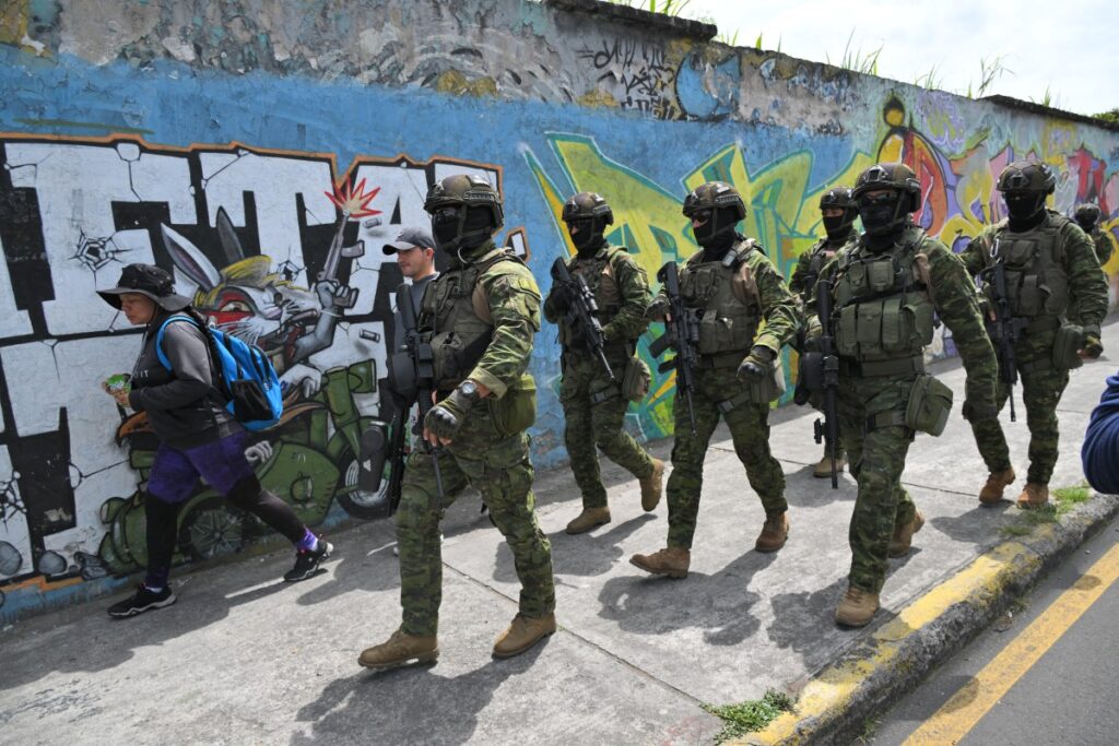 Los miembros de las fuerzas de élite del ejército patrulan las calles de Carapungo, un vecindario popular en el norte de Quito, el 11 de enero de 2024, como Ecuador se encuentra en un "estado de emergencia" desde la prisión de uno de los jefes de narco más poderosos del país. - Con las calles de la ciudad en gran medida desiertas aparte de un despliegue militar masivo, Ecuador se encontró en un "estado de guerra" el miércoles mientras los carteles de las drogas libraron una brutal campaña de secuestros y ataques en respuesta a una represión del gobierno. El último estallido de violencia fue provocado por el Domingo de Discovery del Escape de la Prisión de uno de los jefes de Narco más poderosos del país, José Adolfo Macias, conocido por el alias "Fito". (Foto de AFP)