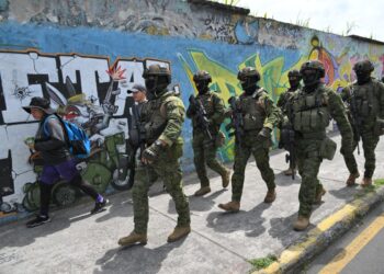 Los miembros de las fuerzas de élite del ejército patrulan las calles de Carapungo, un vecindario popular en el norte de Quito, el 11 de enero de 2024, como Ecuador se encuentra en un "estado de emergencia" desde la prisión de uno de los jefes de narco más poderosos del país. - Con las calles de la ciudad en gran medida desiertas aparte de un despliegue militar masivo, Ecuador se encontró en un "estado de guerra" el miércoles mientras los carteles de las drogas libraron una brutal campaña de secuestros y ataques en respuesta a una represión del gobierno. El último estallido de violencia fue provocado por el Domingo de Discovery del Escape de la Prisión de uno de los jefes de Narco más poderosos del país, José Adolfo Macias, conocido por el alias "Fito". (Foto de AFP)