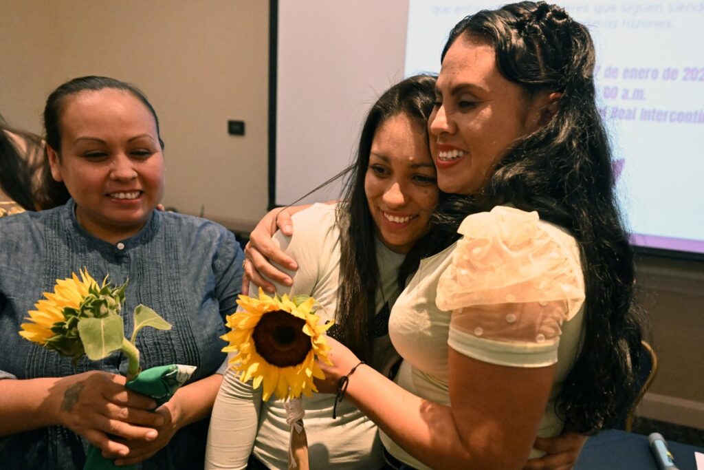 El Salvador: Liberan a mujer que había sido condenada por muerte de su bebé en el parto